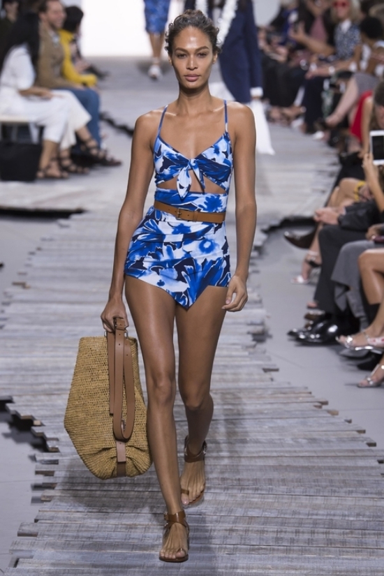 Những kiểu áo bơi hot nhất hè 2018